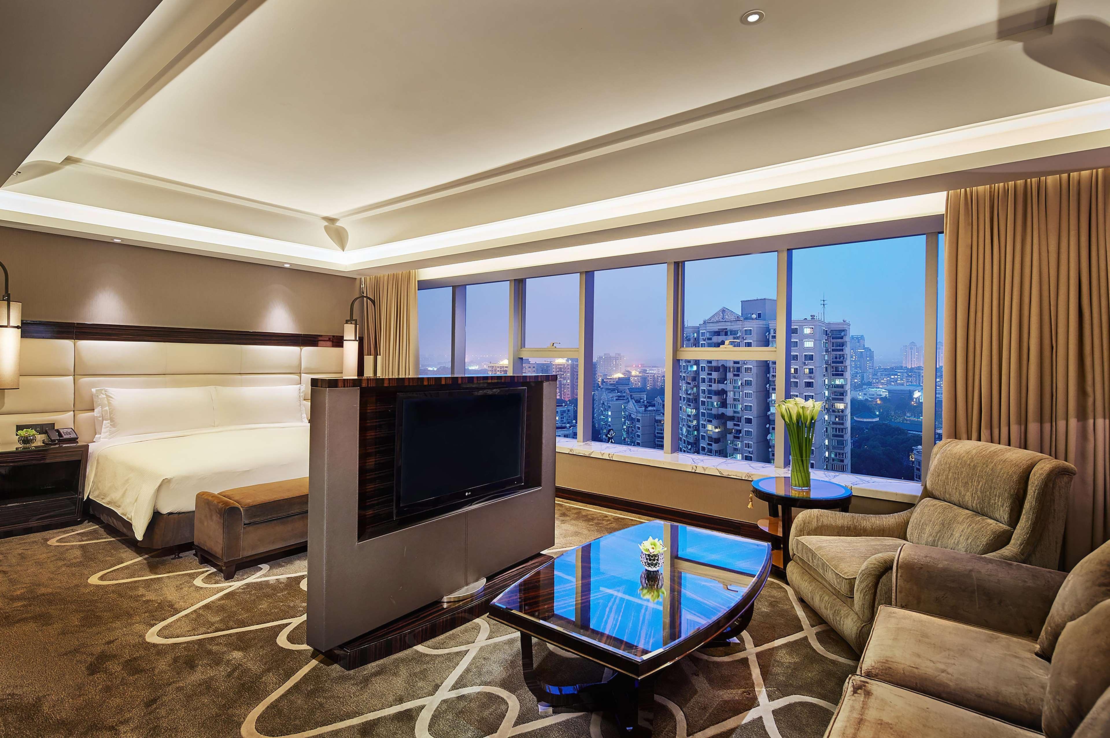 Hotel Hilton Hongqiao 5*