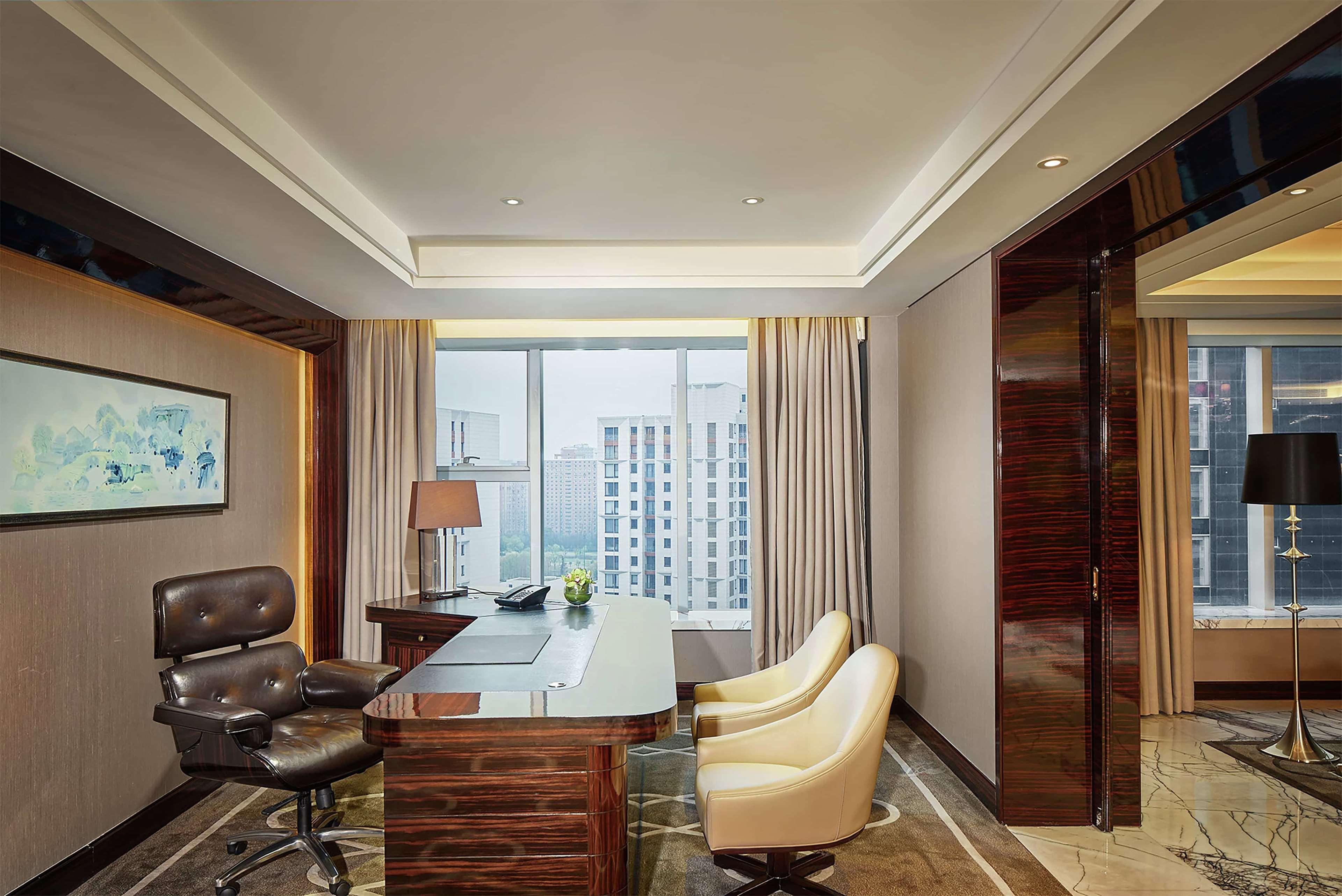 Hilton Hongqiao 5*