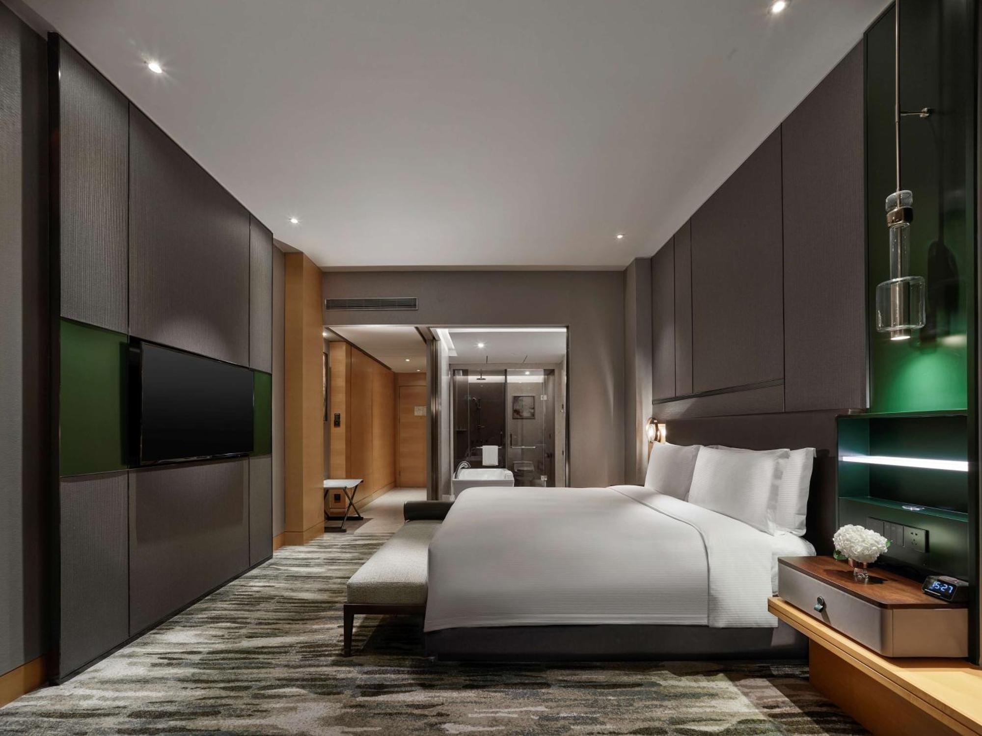 Hotel Hilton Hongqiao 5*